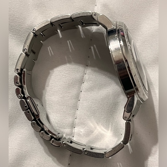 Gucci 101m Diamond Watch - Picture 2 of 7
